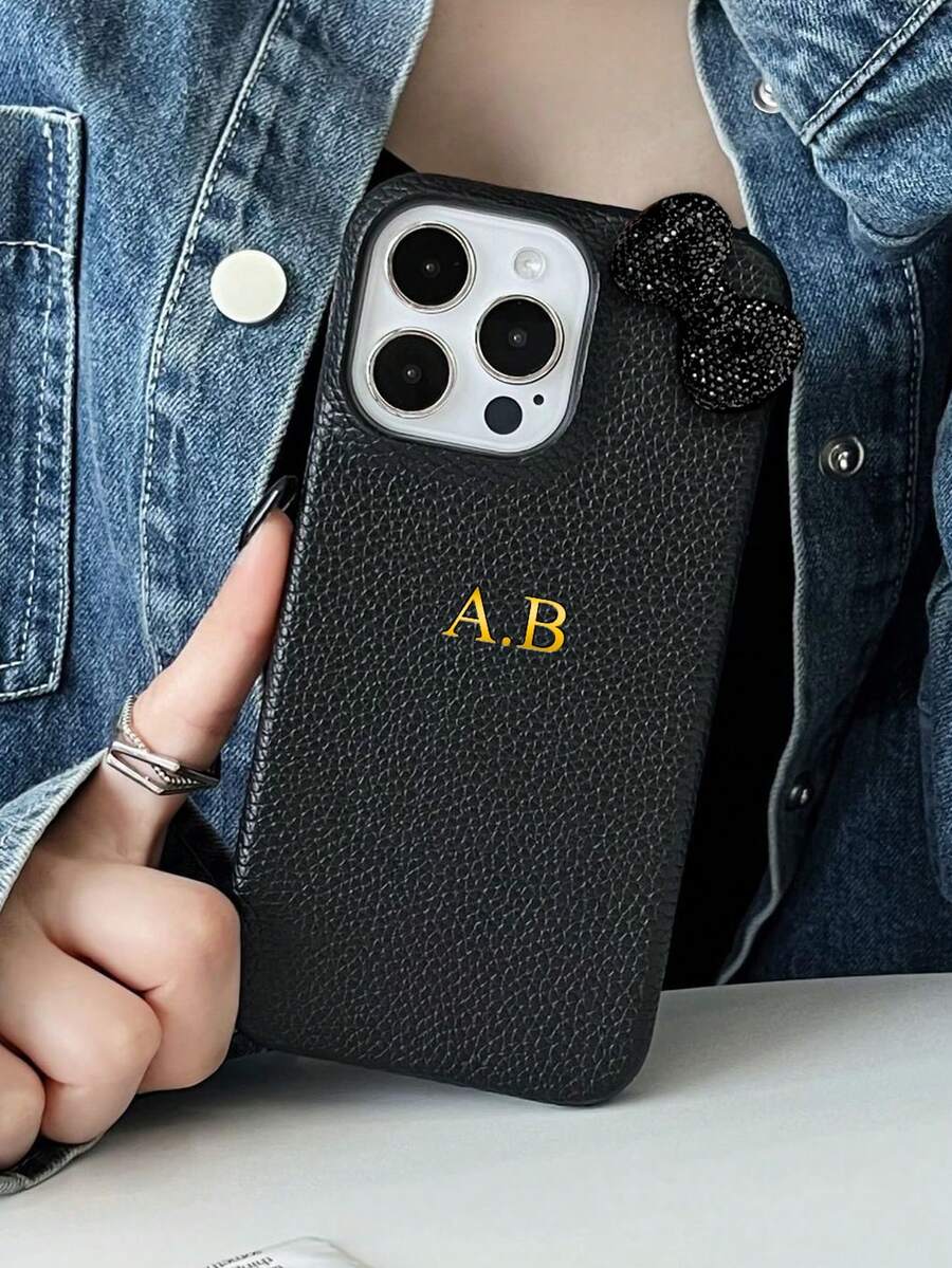 鳄鱼手机壳定制可爱韩国闪光闪亮蝴蝶结手机壳适用于 iPhone 16 15 14 13 12 11 Pro Max 个性化首字母名称 3D DIY 雕刻浮雕金色字母后盖烫印技术奢华荔枝纹皮革防震壳皮革半壳手机壳节日礼物送给情侣朋友家人自己孩子