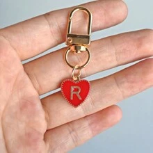1 件个性化首字母心形钥匙扣，适用于背包、钱包、耳机盒，是送给朋友和情侣背包的理想礼物