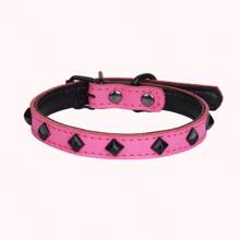 1 件单排黑色铆钉宠物狗项圈，可调节项圈采用耐用 PU 皮革和黑色铆钉装饰制成。