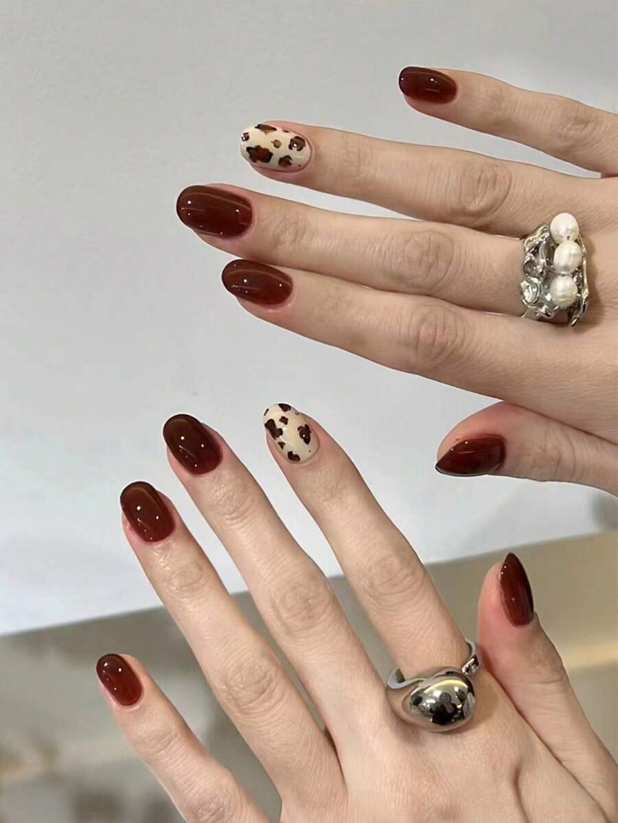 Eleva tu estilo con 24 piezas de uñas postizas cortas de forma ovalada con puntas de estampado de leopardo que se ajustan perfectamente. Incluye 1 pieza de pegamento de gelatina y 1 pieza de lima de uñas. Uñas de leopardo para uso diario, trabajo, estudio y fiestas para mujeres y niñas.