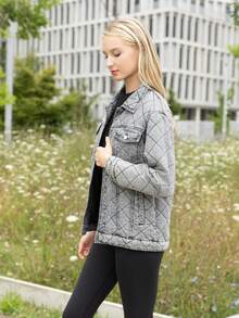 -Jachetă din denim căptușită -Închidere cu nasturi în față -Mâneci lungi -Două buzunare plasate în față -Guler clasic