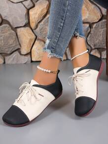 Moda feminina confortável casual sandálias planas sem cadarço, sapatos baixos com cadarço em contraste preto e branco, mocassins pretos