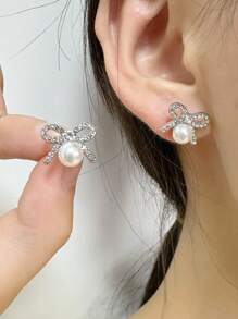 1 对简约珍珠和水钻蝴蝶结耳环，奢华情人节、妈妈、母亲、母亲节、礼物 - 銀色 - 查看 2