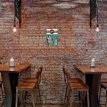 复古金属马提尼鸡尾酒风格标志 - 蓝色装饰墙艺术，适用于酒吧、大学宿舍、家庭和工作室 - 中等尺寸，耐用材质，非常适合男人的洞穴和礼物 - 彩色 - 查看 7