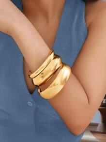 Conjunto de 3/2 pulseiras grossas retrô simples punk, atemporal, douradas e acessórias femininas. Observação: a superfície metálica pode apresentar pequenos arranhões.