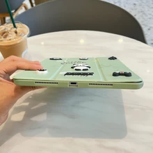 Apple 1 件绿色 PU 皮革可爱熊猫贴花保护套，带三折支架和笔槽，适用于所有 iPad 型号 - 綠色 - 查看 3