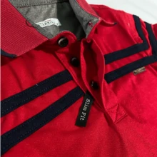 PLAYERA POLO PARA NIÑO, CON CUELLO Y PUÑOS TEJIDOS Y COMBINACIONES ÚNICAS Y MODERNAS - Rojo - Ver 2