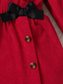Vestito a maniche lunghe per bambina con fiocco, bottoni e cappello in velluto a coste di colore unito
