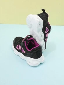 أحذية كاجوال مضاءة بشكل قلب للأطفال والمراهقين من الجنسين، باللون الأسود والوردي والرمادي، من القماش الشبكي المتنفس، مناسبة للمدرسة والحفلات