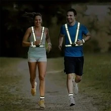 Een reflecterend vest met hoge zichtbaarheid en verstelbare reflecterende tape, geschikt voor hardlopen, wandelen en fietsen in de avond