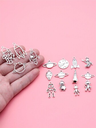 Colección de 16 piezas de dijes con diseños de astronauta, cohete, alien y planeta en color plateado antiguo para hacer joyería DIY, 16 estilos, 1 de cada uno