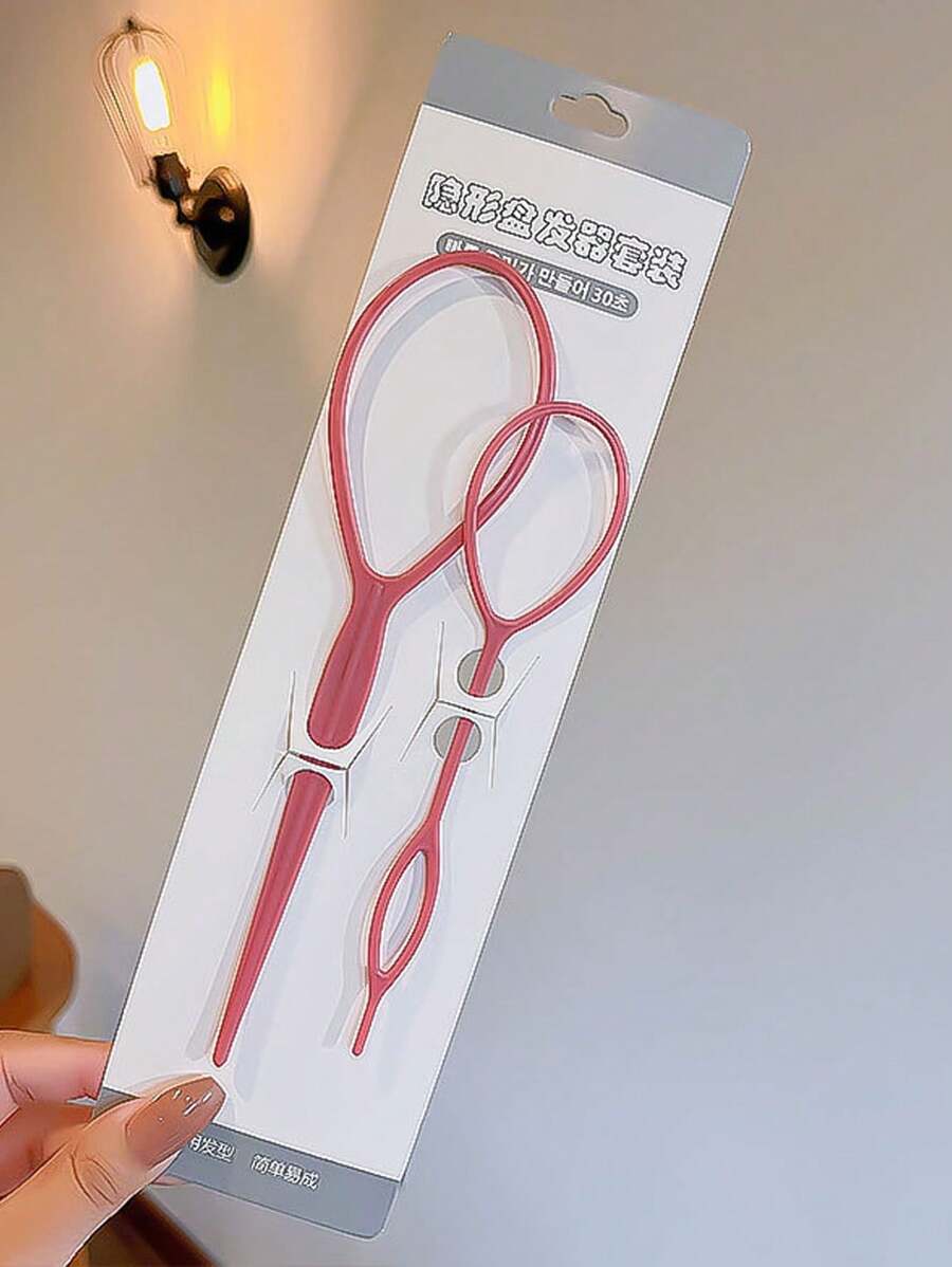 2 件莲花粉色发髻制作器及配件套装，包括女士发叉、发夹和发髻造型器、粉色配饰、美发工具