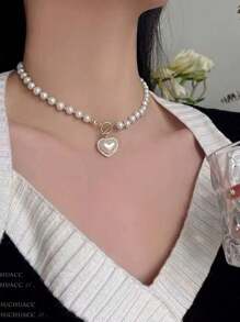珍珠心形吊坠项链采用简约的爱心项链和优雅链条设计，配有优雅独特的锁骨链首饰，适合甜美女孩和女士作为婚礼和节日配饰
