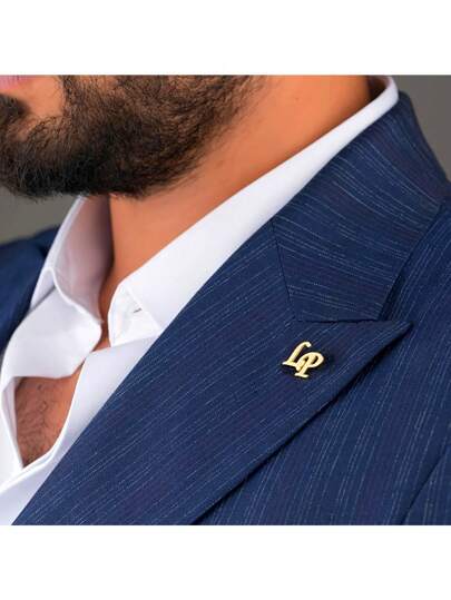 Broche personalizado com duas letras, em aço inoxidável, minimalista e personalizado, ideal para ternos masculinos. Disponível apenas em inglês. Estilo vintage, casual, hipster, clássico, elegante, charmoso, personalizado, único e exclusivo. Perfeito para presentear namorado, namorada, familiares, amigos, avós, aniversários, casamentos, formaturas, inaugurações de casa, material escolar, volta às aulas, para o escritório, escola, sala de aula, professores, universitários, colegas, estudantes do ensino fundamental, médio e superior. Ideal para calouros, veteranos e estudantes universitários. Broche personalizado, estilo urbano casual chique, delicado e romântico, com um toque utilitário chique.