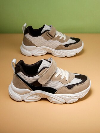 1 双男童拼色防滑透气平底休闲舒适轻便运动鞋，适合春夏季