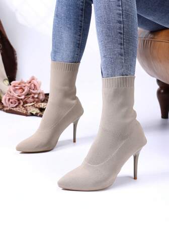 Stivaletti con tacco a spillo moda autunno 2025 da donna, stivali elastici con tacco alto, stivali neri, stivali beige, stivali rossi, stivali grigi. La dea della moda ama indossare questi stivali per le feste