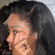 4C 卷曲边缘假发 Yaki 直发 13X4 蕾丝前假发，具有逼真的发际线，女士真人发假发，原生发卷曲直发，自然 4C 边缘无胶透明蕾丝前假发，密度 180% ﻿ - 黑色 - 查看 2