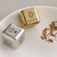 1 件定制决策骰子、定制约会之夜骰子、定制食物骰子、圣诞礼物、情侣决策骰子、他/她钢制骰子套装、爱情位置选择骰子、亲密情侣游戏、女士、男士、丈夫、男朋友、女朋友约会之夜礼物 - 金色 - 查看 3