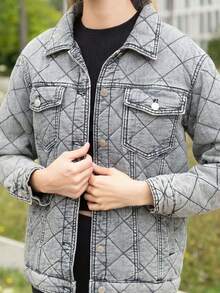 -Jachetă din denim căptușită -Închidere cu nasturi în față -Mâneci lungi -Două buzunare plasate în față -Guler clasic