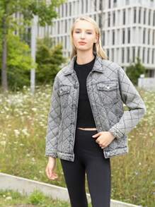 -Jachetă din denim căptușită -Închidere cu nasturi în față -Mâneci lungi -Două buzunare plasate în față -Guler clasic