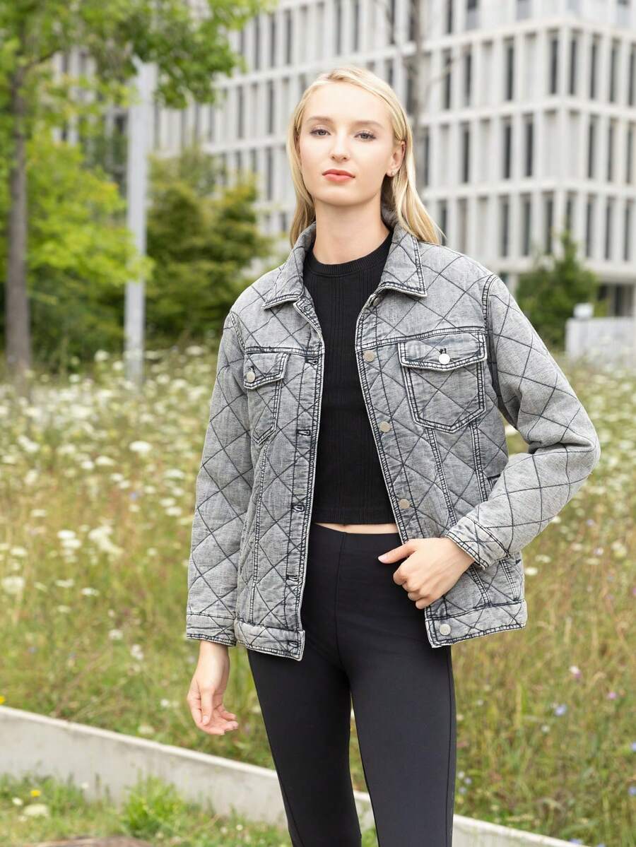 -Jachetă din denim căptușită -Închidere cu nasturi în față -Mâneci lungi -Două buzunare plasate în față -Guler clasic