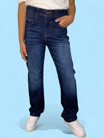 CHUEKITOS. Pantalón de mezclilla para niño en corte Slim, con ajustador en la cintura, bordado interior, tela cómoda