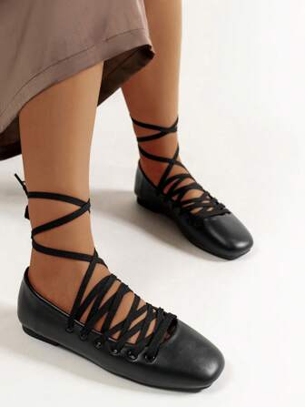 女士圆头平底玛丽珍休闲鞋，芭蕾舞鞋款式，柔软舒适，黑色 PU 皮革，配交叉带装饰，春夏