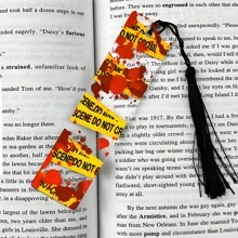 Marcapáginas de acrílico con diseño de cinta de escena del crimen y gotas de sangre, adecuado para novelas de misterio y suspenso, lectores de crimen real, amantes de los libros, regalos para maestros