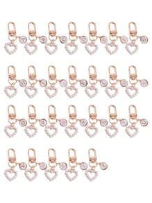 这款包包挂饰采用A-Z字母和心形珍珠钥匙扣设计，风格时尚简约。它适合搭配万圣节装扮，也适合大学生和小学生佩戴。此外，它还可以用作包包挂饰、车钥匙扣，或作为生日、节日、开学季和万圣节的小礼物。 - 彩色 - 查看 2