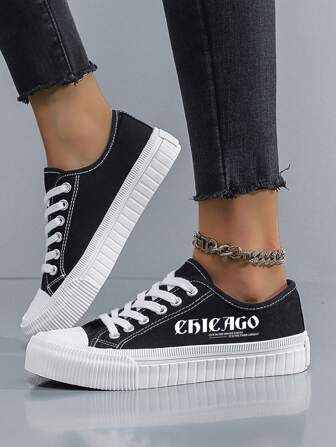 1 双女式创意芝加哥字母印花低帮帆布平底鞋，适合所有季节的简约风格休闲运动鞋，黑色