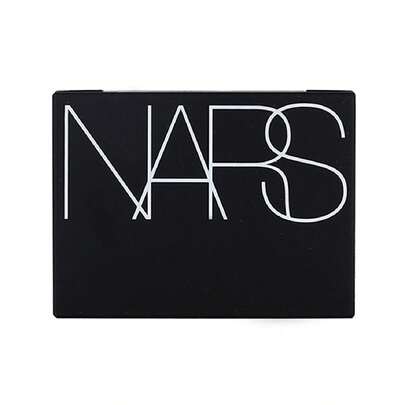 Nars [Mini] 光反射定妆粉饼 #CRYSTAL 3g 这款标志性配方可让妆容保持一整天，并带来亮丽效果。质地轻盈，易于混合，可轻松定妆，无需添加额外的颜色或遮瑕效果。