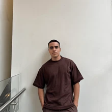 Playera corte oversized boxy fit café de 240 gramos ideal para estilo streetwear, outfits casuales hechas con tela de alta calidad 240 gramos GSM - Café integral - Ver 2