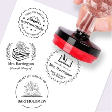 Sello de ex libris personalizable - Crea tu propia biblioteca personal. Estampa tu nombre para hacer ex libris personalizados - Perfecto para amantes de los libros, colecciones privadas y regalos. Personaliza el sello de biblioteca para espacios de lectura, bibliotecas de préstamo y regalos. Agrega tu nombre o un mensaje especial - Sello personalizado - Negro - Ver 4