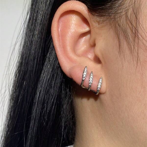 單個女士鑽石鑲嵌耳夾爬行者，極簡設計和三層彎曲形狀