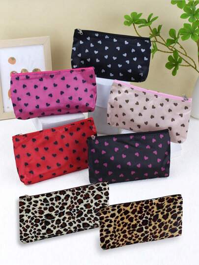 1个爱心图案化妆包，横款男女通用收纳包，小巧便携，容量大，方便携带，适合日常居家旅行，可收纳口红、钥匙、零钱、手机等物品，是美妆工具、旅行洗漱用品的理想收纳包，也是馈赠佳品。拉链设计，方便收纳美甲用品。其他相关标签包括：化妆包、旅行收纳包、化妆包、化妆收纳袋、洗漱包、桌面收纳包、化妆包、化妆袋、旅行必备、小型化妆包、化妆袋、化妆品包、旅行必备、大容量、大号化妆包、圣诞礼物、化妆包、旅行、女士旅行必备礼物、化妆包、手拿包/小手提包、化妆收纳包、化妆包、化妆刷收纳袋、迷你化妆包、大容量化妆包、女士礼物、圣诞礼物、女士礼物创意、化妆包、旅行必备。