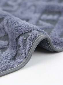 柔软珊瑚绒速干毛巾，吸水性强，不易掉毛，透气性好，镂空花纹设计，男女通用，适用于面部、沐浴和洗脸。尺寸可选：40*80厘米浴巾一条、70*140厘米浴巾一条或90*170厘米大号带帽浴巾/毯一条。家居浴室装饰，返校季适用，美容院/酒店/运动场所适用，家居必备，毛巾，护肤浴巾。 - 灰色 - 查看 4