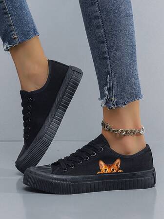 女式帆布运动鞋，创意偷窥维多利亚猫图案，低帮平底休闲鞋，简约风格，纯黑色帆布材质，四季皆宜