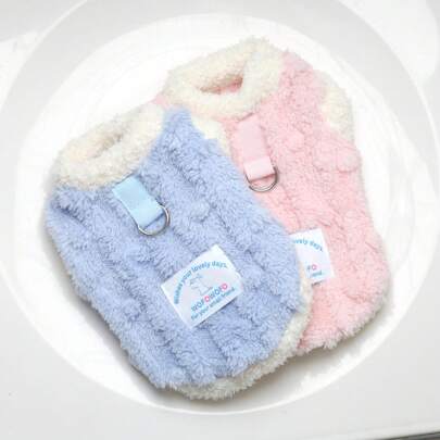 宠物服装。厚实温暖的毛绒背心，适合小型犬和猫在冬季穿着。可以在户外快乐玩耍的狗狗服装。