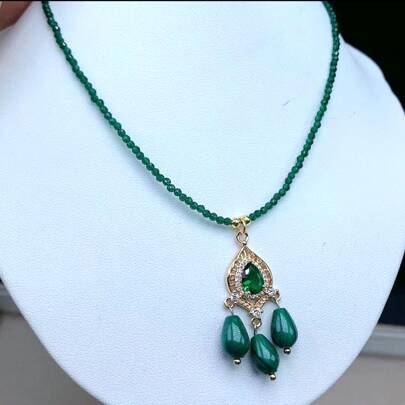 1Pc Natural Crystal Malachite Necklace, Sugar Cube, Round Beads, Peace Button, Bamboo Knot, Chakra Quartz Malachite Sweater Necklace, All Hand-Carved, Male And Female Couples Fashion Necklace, Meaning Peace, Freedom, Wealth, Family Happiness, Suitable For Family Gifts, Christmas And Various Holiday Party Gifts, Crystal Gifts (Random Gift: Lanyard, Gift Box)