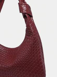 1个女士复古简约休闲仿皮安哥拉红编织纹理大容量单肩包，适合外出、约会、通勤。