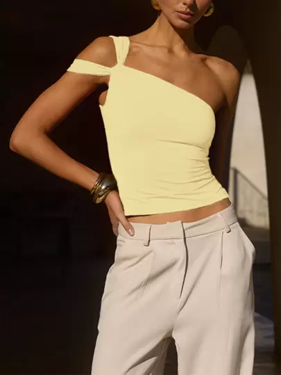 Nueva llegada Estilo europeo y estadounidense Mujer Top sin mangas con diseño asimétrico ajustado y elegante, blusa sexy que realza la figura