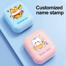 带有防洗墨水的自定义名称印章 - 用于织物标签的个性化印章 - 适用于服装、毯子和毛巾 - 持久墨水，洗涤后不褪色 - 非常适合整理洗衣和个人物品 - 方便居家、旅行和户外活动 - 彩色 - 查看 4