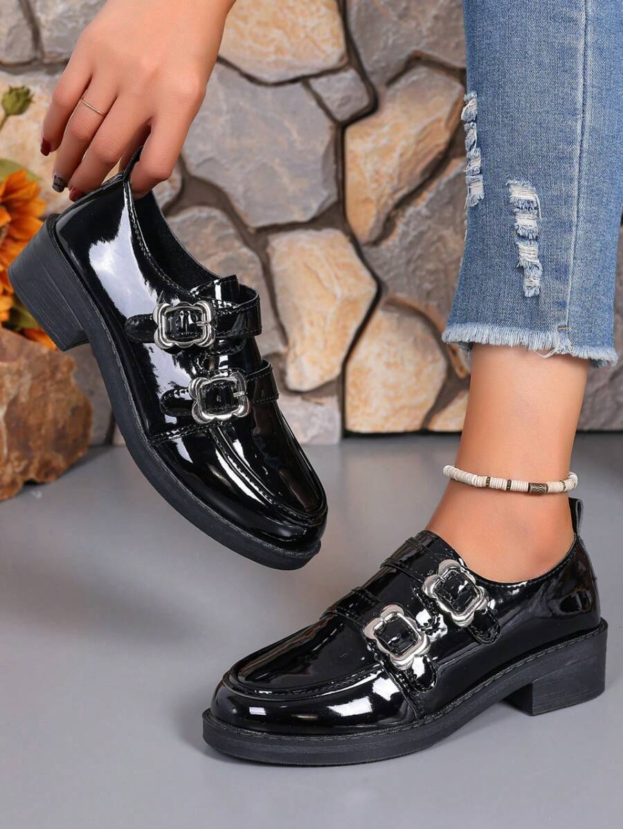 大码黑色水晶扣平底鞋，简约时尚的工作鞋，穆勒一脚蹬设计，女士方头乐福鞋，金属装饰，舒适正式平底鞋，英式软底绒面莫卡辛鞋，粗低跟鞋 - 黑色 - 查看 1