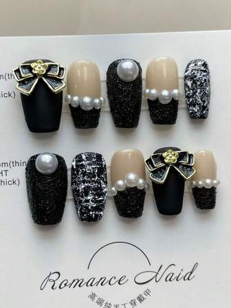 10個 短い正方形ネイル ミニフレグランス ネイルアート ブラック ウール ハイグレード エクスプローシブ ストリートテンパメント ソシアライト、ホワイトパールオーナメント、ダークフレンチパターンデザイン ネイルアート マニキュア ハンドメイドネイル 取り外し可能 再利用可能、レディース、ステージ、プロム、パーティーシーンに適しています。ジェリーロール1個付き