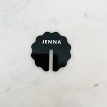 个性化定制葡萄酒标签、亚克力座位卡、激光切割地名、激光切割名称、婚礼座位卡、香槟座位卡 - 多色 - 查看 3