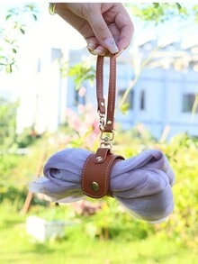 1 件便携式 PU 皮革围巾夹收纳袋 - 可将围巾、帽子、手套牢固地固定在带有钥匙扣功能的包包中 - 适合旅行、用途广泛且时尚的配饰，适合时尚达人 - 彩色 - 查看 5