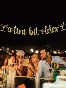 1 قطعة راية لتزيين حفل عيد ميلاد موضوع المارتيني، مزينة بالبريق الذهبي وكتابة "Tini Bit Older"، ديكور حفل عيد ميلاد المارتيني - الذهبي - مشاهدة 1