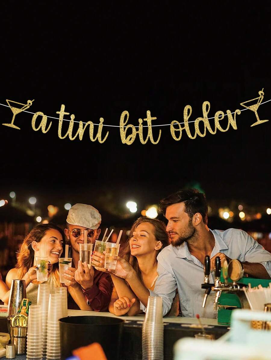 1 قطعة راية لتزيين حفل عيد ميلاد موضوع المارتيني، مزينة بالبريق الذهبي وكتابة "Tini Bit Older"، ديكور حفل عيد ميلاد المارتيني - الذهبي - مشاهدة 1