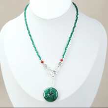 1 pièce Collier en cristal de malachite naturel, cube de sucre, perles rondes, bouton de paix, nœud de bambou, collier de chandail en quartz de malachite, tout taillé à la main. Collier de mode pour couples masculins et féminins. Signification: paix, liberté, richesse, bonheur familial. Convient pour les cadeaux familiaux, Noël et diverses fêtes. Cadeau en cristal (cadeau aléatoire: tour de cou, boîte cadeau)