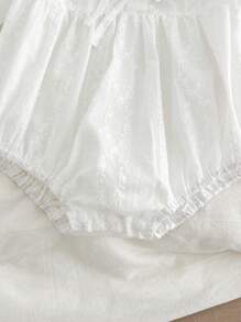 女婴蕾丝领长袖连体衣